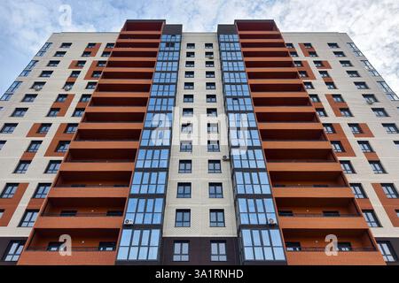 Neue mehrstöckige Gebäude gegen den Himmel. Stockfoto