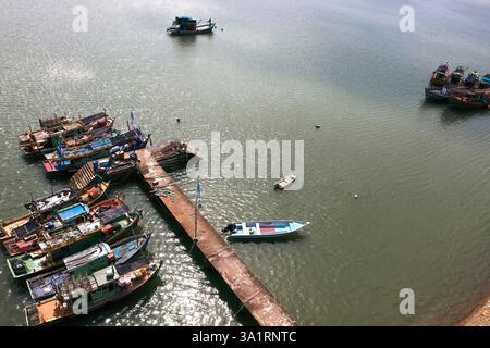 Blick aus der Vogelperspektive auf viele Fischerboote, die in der Nähe der Anlegestelle in Besut, Terengganu, Malaysia, ankern. Stockfoto