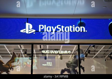 SHANGHAI, CHINA – 10. MÄRZ 2025 – am 10. März 2025 wird in Shanghai, China, Ein sony PlayStation-Spielekonsolen-Store gezeigt. Stockfoto