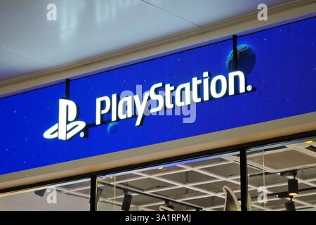 SHANGHAI, CHINA – 10. MÄRZ 2025 – am 10. März 2025 wird in Shanghai, China, Ein sony PlayStation-Spielekonsolen-Store gezeigt. Stockfoto