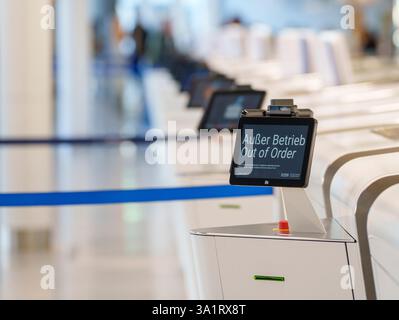 10. März 2025, Hessen, Frankfurt/Main: Die Displays an den Lufthansa Check-in-Schaltern am Flughafen Frankfurt zeigen „Out of Order“. Die gewerkschaft Verdi hat die Mitarbeiter des öffentlichen Dienstes und der Bodenabfertigung aufgefordert, am Montag einen 24-Stunden-Warnstreik auf 13 Flughäfen zu führen. Foto: Andreas Arnold/dpa Stockfoto