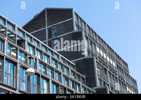 Fassaden von Gebäuden in Amsterdam, historische Backsteinhäuser in einer Reihe. Stockfoto
