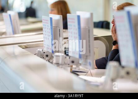 10. März 2025, Hessen, Frankfurt/Main: Ein Lufthansa-Mitarbeiter sitzt am Check-in-Schalter, der aufgrund des Verdi-Warnstreiks am Flughafen Frankfurt außer Betrieb ist. Die gewerkschaft Verdi hat die Mitarbeiter des öffentlichen Dienstes und der Bodenabfertigung aufgefordert, am Montag einen 24-Stunden-Warnstreik auf 13 Flughäfen zu führen. Foto: Andreas Arnold/dpa Stockfoto