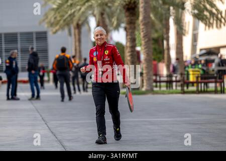 BAHRAIN INTERNATIONAL CIRCUIT, BAHRAIN – 26. FEBRUAR: Angela Cullen, Lewis Hamilton-Trainerin, während der Bahrain-Tests auf dem Bahrain International Circuit am Mittwoch, 26. Februar 2025 in Sakhir, Bahrain (Foto: Michael Potts/BSR Agency) Stockfoto