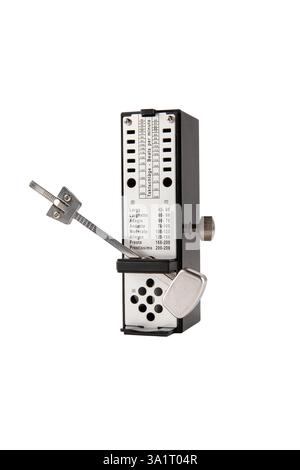 Klassisches analoges Metronom in Schwarz und Metall, isoliert auf weißem Hintergrund. Stockfoto