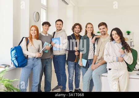 Gruppenporträt glücklicher diverser Praktikanten, Studenten des Unternehmensstudiums nach Prüfung, erfolgreich bestanden Stockfoto