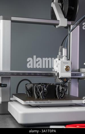 3D-Druckmaschine, 3D-Drucker druckt ein neues Modell Stockfoto