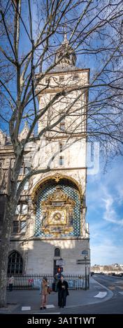 Paris, Frankreich - 03 08 2025: Blick auf den Uhrenturm des Stadtpalastes in La Conciergerie auf der Ile de la Cité Stockfoto
