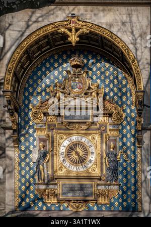 Paris, Frankreich - 03 08 2025: Detailansicht der goldenen Uhr des Stadtpalastes in La Conciergerie auf der Ile de la Cité Stockfoto