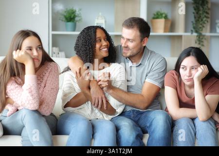 Diverse Paare flirten und ihre Freunde langweilig sitzen auf einer Couch zu Hause Stockfoto
