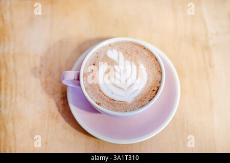 Tasse heißer Kakao oder heißer Latte Kaffee mit Blattmuster. Stockfoto
