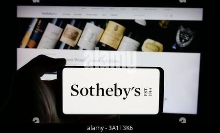 Deutschland. Dezember 2024 30. In dieser Abbildung hält eine Person ein Handy mit dem Logo des britischen Luxusauktionators Sotheby's auf dem Bildschirm vor der Webseite. (Credit Image: © Timon Schneider/SOPA Images via ZUMA Press Wire) NUR REDAKTIONELLE VERWENDUNG! Nicht für kommerzielle ZWECKE! Stockfoto