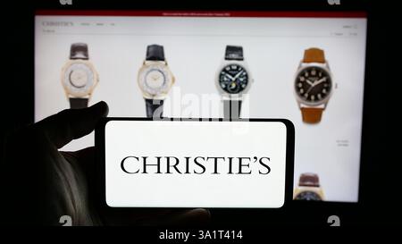 Deutschland. Januar 2025. In dieser Abbildung hält eine Person ein Handy mit dem Logo der britischen Auktionatorin Christie's auf dem Bildschirm vor der Business-Website. (Foto von Timon Schneider/SOPA Images/SIPA USA) *** ausschließlich für redaktionelle Nachrichten *** Credit: SIPA USA/Alamy Live News Stockfoto