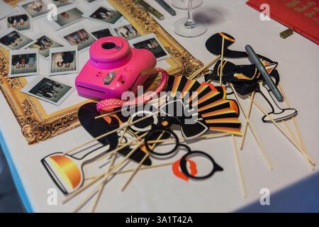 Pinkfarbene Kamera und Requisiten für Fotokabine Stockfoto