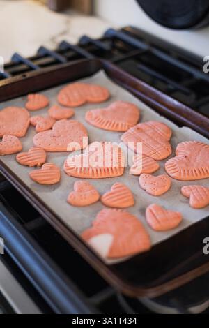 Pinkfarbene Herzförmige Valentinstag-Kekse Stockfoto