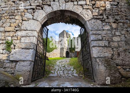 Blick auf den Eingang der antiken Ruinen der Burg von Breno. Provinz Brescia, Valcamonica-Tal, Lombardei, Italien, Europa. Stockfoto