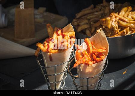 Goldene Chips in Kegel auf dem Brick Lane Market in London Stockfoto