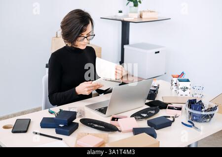Eigentümer von Schmuckgeschäften planen und organisieren Online-Vertriebsstrategie. Handgefertigtes Markenmanagement, Produktentwicklung, Marketing für kleine Unternehmen Stockfoto