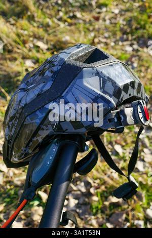 Fahrradhelm für sicheres Fahren am Fahrrad hängen. Hochwertige Fotos Stockfoto