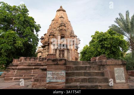 Jodhpur, Rajasthan, Indien - 17. August 2022: Mandore Chhatri Cenotaphs mit komplizierten Schnitzereien, historische Stätte, königliches Denkmal, architektonisches Erbe Stockfoto