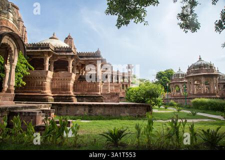 Jodhpur, Rajasthan, Indien - 17. August 2022: Mandore Chhatri Cenotaphs mit komplizierten Schnitzereien, historische Stätte, königliches Denkmal, architektonisches Erbe Stockfoto