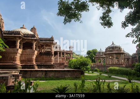 Jodhpur, Rajasthan, Indien - 17. August 2022: Mandore Chhatri Cenotaphs mit komplizierten Schnitzereien, historische Stätte, königliches Denkmal, architektonisches Erbe Stockfoto
