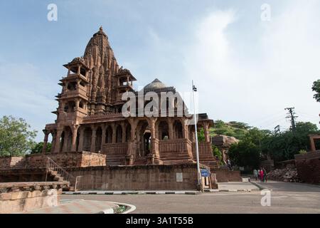 Jodhpur, Rajasthan, Indien - 17. August 2022: Mandore Chhatri Cenotaphs mit komplizierten Schnitzereien, historische Stätte, königliches Denkmal, architektonisches Erbe Stockfoto