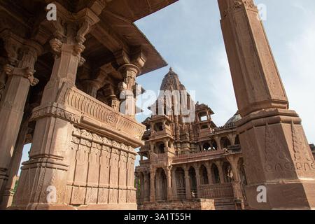 Jodhpur, Rajasthan, Indien - 17. August 2022: Mandore Chhatri Cenotaphs mit komplizierten Schnitzereien, historische Stätte, königliches Denkmal, architektonisches Erbe Stockfoto
