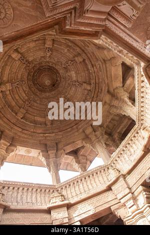 Jodhpur, Rajasthan, Indien - 17. August 2022: Mandore Chhatri Cenotaphs mit komplizierten Schnitzereien, historische Stätte, königliches Denkmal, architektonisches Erbe Stockfoto