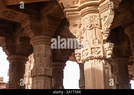 Jodhpur, Rajasthan, Indien - 17. August 2022: Mandore Chhatri Cenotaphs mit komplizierten Schnitzereien, historische Stätte, königliches Denkmal, architektonisches Erbe Stockfoto