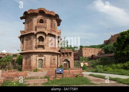 Jodhpur, Rajasthan, Indien - 17. August 2022: Mandore Chhatri Cenotaphs mit komplizierten Schnitzereien, historische Stätte, königliches Denkmal, architektonisches Erbe Stockfoto
