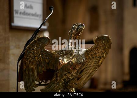Messingadler-Rednerpult auf der Prediger-Kanzel. Holy trinity Church, Stratford upon Avon, England, Großbritannien Stockfoto