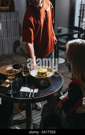 Der Kellner im Café brachte ein Gericht mit Stockfoto