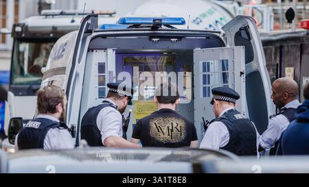 Ein Verdächtiger wird verhaftet, nachdem ein Polizeiauto durch London gejagt wurde. Stockfoto