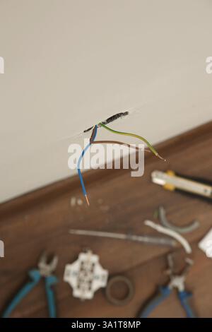 Elektrikerausrüstung auf dem Holzboden Stockfoto