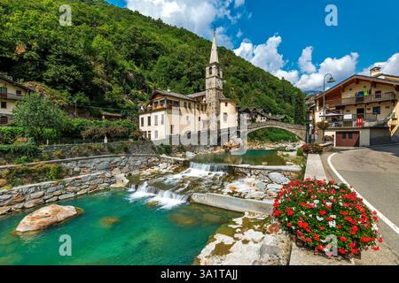 Blick auf die Kirche und den Bergfluss in der kleinen Stadt Fontainemore im Aostatal, Italien. Stockfoto