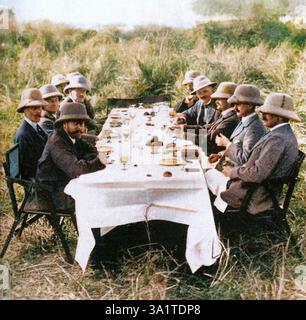 King George V (1865-1936) mit Mittagessen nach Jagd Tiger in Nepal, 1911 (1936). Der König und die Königin Maria reiste nach Indien 1911 die Delhi Durbar, hielten ihre Krönung zu gedenken. George, der zweite Sohn von Edward VII und Alexandra von Dänemark, wurde an das Marlborough House am 3. Juni 1865 geboren. 1893 heiratete er Prinzessin Mary (mit der er sechs Kinder) und im Jahre 1910, nach dem Tod seines Vaters, er König wurde. Im Jahr 1924 er Ramsay MacDonald, Großbritanniens erste Premierminister ernannt, und 1932 stellte er die Idee der Übertragung einer Botschaft von Weihnachten zu den Menschen. Stockfoto