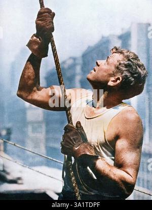 „The Empire State Building: Wolkenkratzer Workers“, 1931. Das Empire State Building wurde von William F. Lamb vom Architekturbüro Shreve, Lamb and Harmon entworfen. Die Arbeiten begannen am 22. Januar 1930 und das Gebäude wurde am 1. Mai 1931 offiziell eröffnet. Aus „The Studio Volume 103“. [London Offices of the Studio, London, 1932]. (Farbiger Schwarzweiß-Druck). Stockfoto