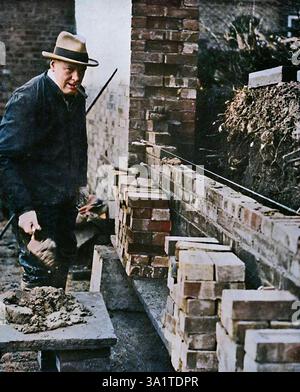 "Ein Hobby", C1930, (1945). Winston Churchill baut eine Mauer in seinem Haus, Chartwell. Winston Churchill: His Life in Pictures von Ben Tucker. [Sagall Press, Ltd., London, 1945]. (Farbiger Schwarzweiß-Druck). Stockfoto
