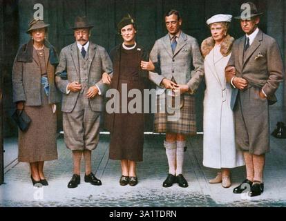 König Georg V., Königin Maria, Prinz George, Prinzessin Marina und ihre Eltern in Balmoral in 1934, (1951). Gruppenporträt in der königlichen Residenz Balmoral in Schottland von Georg V. (1865–1936) und Maria von Teck (1867–1953) aus Großbritannien mit ihrem Sohn Prinz George, Herzog von Kent, seiner Verlobten Prinzessin Marina und ihren Eltern Prinz Nicholas und Prinzessin Nicholas von Griechenland und Dänemark. Aus dem Titel „die Königin Mutter“ von Marion Crawford („Crawfie“), Gouvernante von Prinzessin Margaret und Prinzessin Elizabeth (der zukünftigen Königin Elisabeth II.). [George Newnes Limited, London, 1951]. (Kol Stockfoto