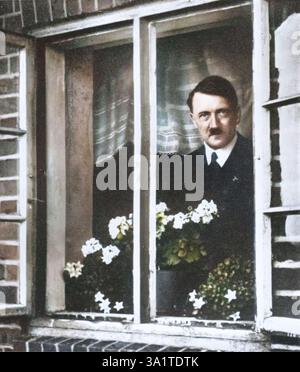 Propaganda durch Postkarten. Der Führer wie der Mittelsdeutsche sieht ihn, um 1940. Aus „The Studio Volume 119“. [The Studio Ltd, London &amp; New York, 1940]. (Farbiger Schwarzweiß-Druck). Stockfoto