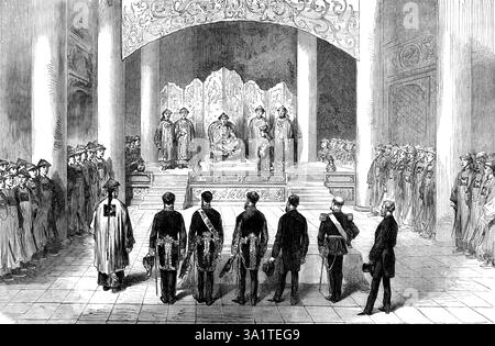 Empfang der Außenminister und Konsuln durch den Kaiser von China in Pekin, 1873. "Wir werden vom Auswärtigen Amt bevorzugt, mit der Erlaubnis, eine Zeichnung von Mr. Malet, Sekretär der britischen Gesandtschaft, zu gravieren, die den Empfang der ausländischen Repräsentanten durch den Kaiser am 29. Juni um neun Uhr morgens zeigt. Der Moment, der dargestellt wird, ist, als der Prinz von Kung dem Kaiser ankündigte, dass ihm Briefe von Souveränen verschiedener Staaten vorgelegt wurden. Diese Briefe wurden auf den langen Tisch vor den Ministern gestellt... der zentralen Figur der fünf diplomatischen R Stockfoto