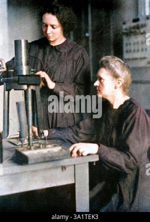 Marie Curie, die in Polen geborene französische Physikerin, mit ihrer Tochter Irene Joliot-Curie, 1925. Marie Curie, polnische Physikerin. Marie Curie (1867–1934) und ihr Ehemann Pierre setzten die von Henri Becquerel begonnenen Arbeiten zur Radioaktivität fort. 1898 entdeckten sie zwei neue Elemente, Polonium und Radium. Marie hat den Großteil der Arbeit an der Herstellung dieser Elemente geleistet, und bis heute sind ihre Notizbücher noch zu radioaktiv, um sie zu verwenden. Sie wurde die erste Frau, die in Frankreich promoviert wurde, und setzte ihre Arbeit nach Pierre's Tod 1906 fort. 1903 teilten sich die Curies den Nobelpreis für P Stockfoto