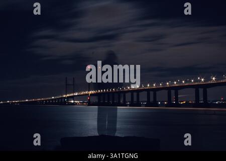 Nachtaufnahmen mit langer Belichtung mit nachfahrenden Autolichtern und Trickfotografie Stockfoto