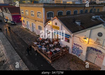 Blick aus der Vogelperspektive auf Cais do Sodre und Titanic sur Mer bei Sonnenuntergang, ein pulsierendes Nachtleben und kulinarisches Ziel in Lissabon, Portugal Stockfoto