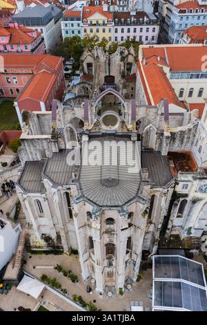 Blick aus der Vogelperspektive auf das Archäologische Museum von Carmo / das Kloster unserer Lieben Frau vom Mount Carmel, ehemaliges katholisches Kloster in der zivilen Pfarrei Santa Mar Stockfoto