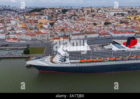 Aus der Vogelperspektive des Kreuzfahrtschiffes, das im Hafen von Lissabon geparkt ist - Jardim do Tabaco Quay, Lissabon, Portugal Stockfoto