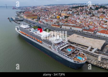 Aus der Vogelperspektive des Kreuzfahrtschiffes, das im Hafen von Lissabon geparkt ist - Jardim do Tabaco Quay, Lissabon, Portugal Stockfoto