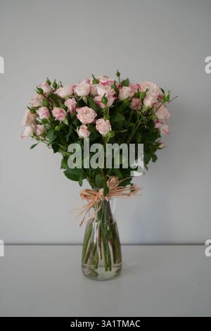 Wunderschöner Blumenstrauß aus kleinen Rosen Stockfoto