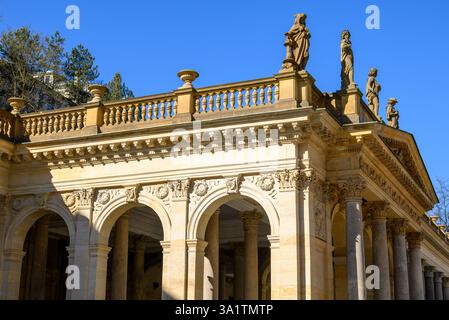 Steinmühle Kolonnade in Karlsbad, Karlsbad, alte historische Kurstadt mit Thermalquellen in der Region Westböhmen der Tschechischen Republik am 3. März 202 Stockfoto